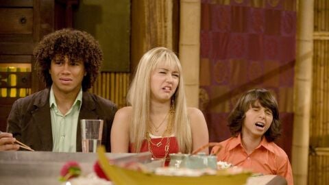 Corbin Bleu, Miley Cyrus y Moisés Arias en Hannah Montana
