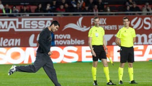 Carlos Alcaraz realiza el saque de honor en Nueva Condomina