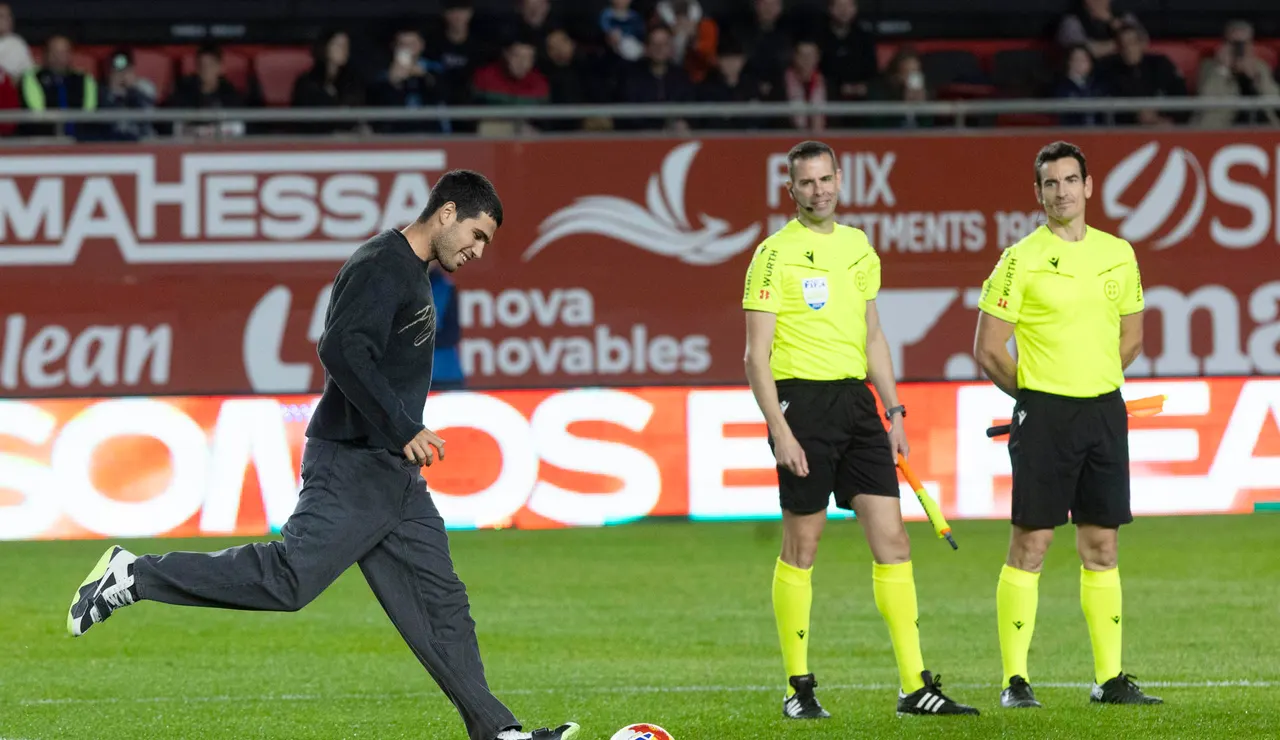 Carlos Alcaraz realiza el saque de honor en Nueva Condomina