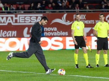 Carlos Alcaraz realiza el saque de honor en Nueva Condomina