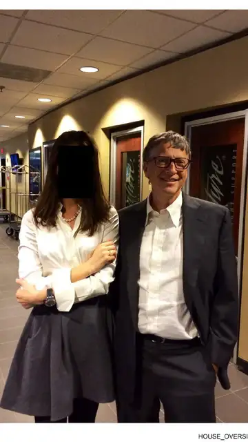 Bill Gates posando junto a una mujer con el rostro censurado Bill Gates posando junto a una mujer con el rostro censurado