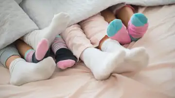 Familia durmiendo con calcetines Familia durmiendo con calcetines
