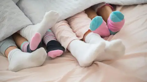 Familia durmiendo con calcetines Familia durmiendo con calcetines