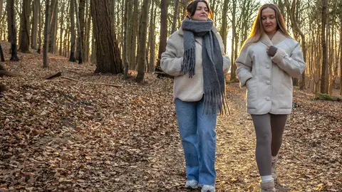 Dos amigas caminando en la naturaleza Dos amigas caminando en la naturaleza