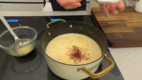 Añade los mejillones (reserva 16-20 para decorar), la salsa de tomate, la nata y el azafrán