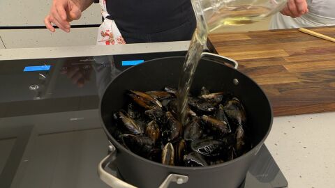 Agrega los mejillones y el vino