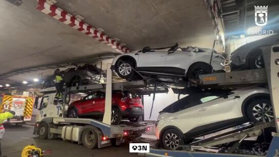 Un tr&aacute;iler cargado de coches se queda atascado en un t&uacute;nel