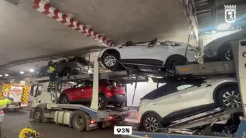 Un tráiler cargado de coches se queda atascado en un túnel Un tráiler cargado de coches se queda atascado en un túnel