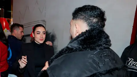 Lola Lolita junto a Omar Montes en la inauguración de su restaurante Lola Lolita junto a Omar Montes en la inauguración de su restaurante