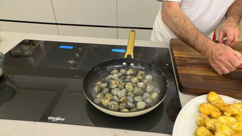 Introduce las almejas y cocínalas hasta que se abran