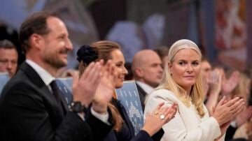 La princesa heredera de Noreuga Mette-Marit, junto a su marido
