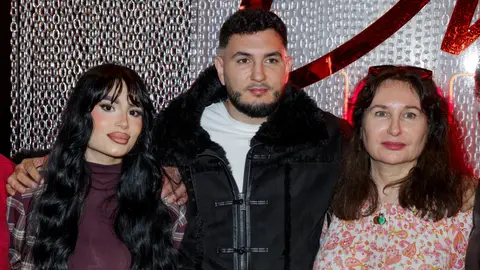 Omar Montes en la inauguración de su restaurante junto a su madre Mari Ángeles y su pareja Lola Romero Omar Montes en la inauguración de su restaurante junto a su madre Mari Ángeles y su pareja Lola Romero