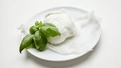 Burrata y albahaca Burrata y albahaca