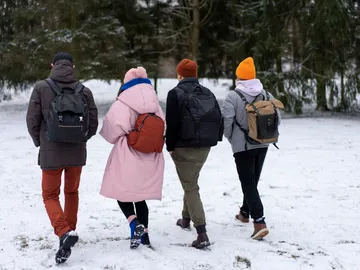 Un grupo sale a caminar en invierno Un grupo sale a caminar en invierno