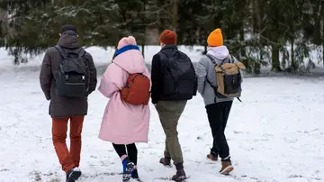 Un grupo sale a caminar en invierno Un grupo sale a caminar en invierno