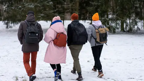 Un grupo sale a caminar en invierno Un grupo sale a caminar en invierno