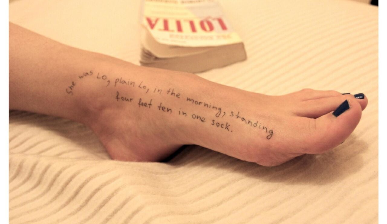 El pie de una mujer con una cita de 'Lolita', la novela de Vlad&iacute;mir Nabokov