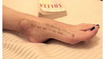 El pie de una mujer con una cita de 'Lolita', la novela de Vlad&iacute;mir Nabokov