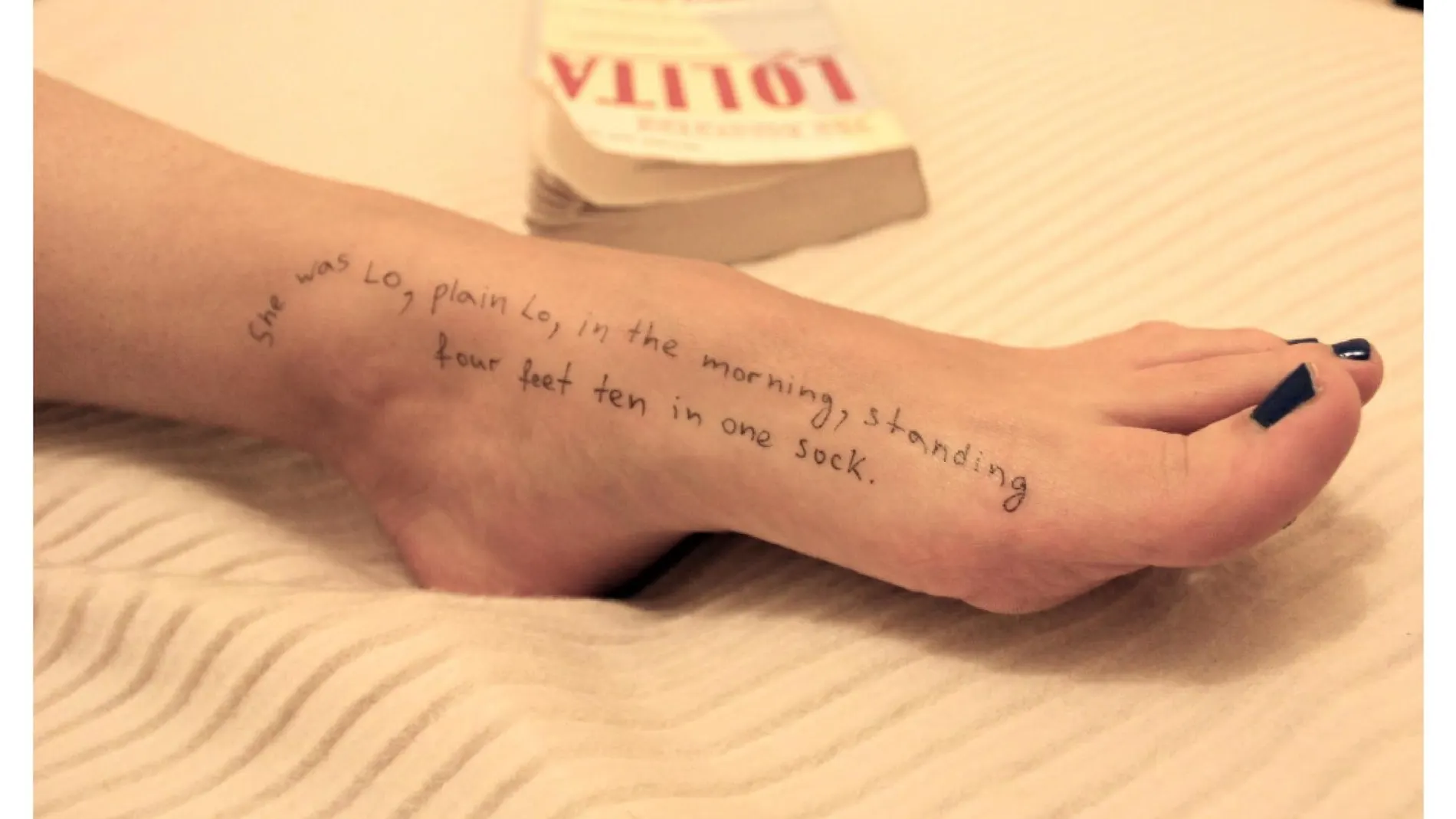 El pie de una mujer con una cita de 'Lolita', la novela de Vladímir Nabokov El pie de una mujer con una cita de 'Lolita', la novela de Vladímir Nabokov