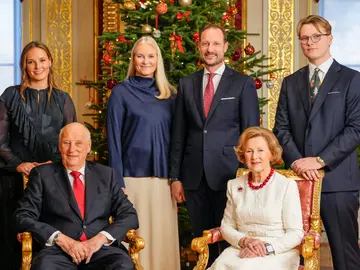 El rey Harald, la reina Sonja, el príncipe Haakon, la princesa Princess Mette-Marit, la princesa Ingrid Alexandra y el príncipe Sverre Magnu El rey Harald, la reina Sonja, el príncipe Haakon, la princesa Princess Mette-Marit, la princesa Ingrid Alexandra y el príncipe Sverre Magnu