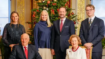 El rey Harald, la reina Sonja, el príncipe Haakon, la princesa Princess Mette-Marit, la princesa Ingrid Alexandra y el príncipe Sverre Magnu El rey Harald, la reina Sonja, el príncipe Haakon, la princesa Princess Mette-Marit, la princesa Ingrid Alexandra y el príncipe Sverre Magnu