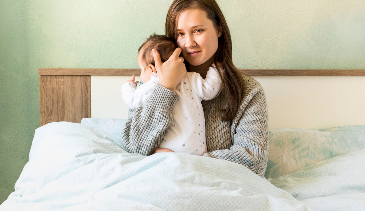 Una madre con su beb&eacute; en brazos