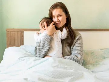 Una madre con su bebé en brazos Una madre con su bebé en brazos