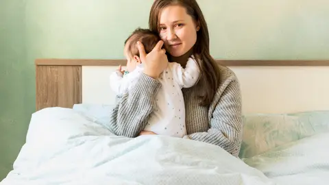 Una madre con su bebé en brazos Una madre con su bebé en brazos