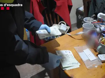 Los Mossos detienen a un hombre que introducía dinero falso fabricado en Bulgaria Los Mossos detienen a un hombre que introducía dinero falso fabricado en Bulgaria