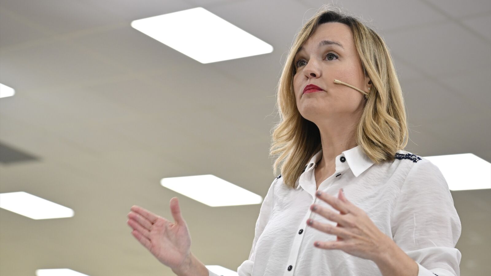 Pilar Alegría formaliza su candidatura y acepta un cara a cara con Azcón: 