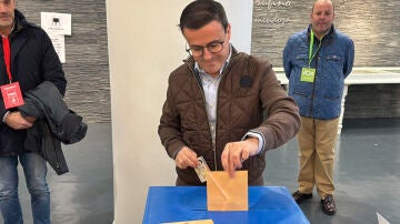  El candidato socialista Miguel &Aacute;ngel Gallardo ejerce su derecho al voto 