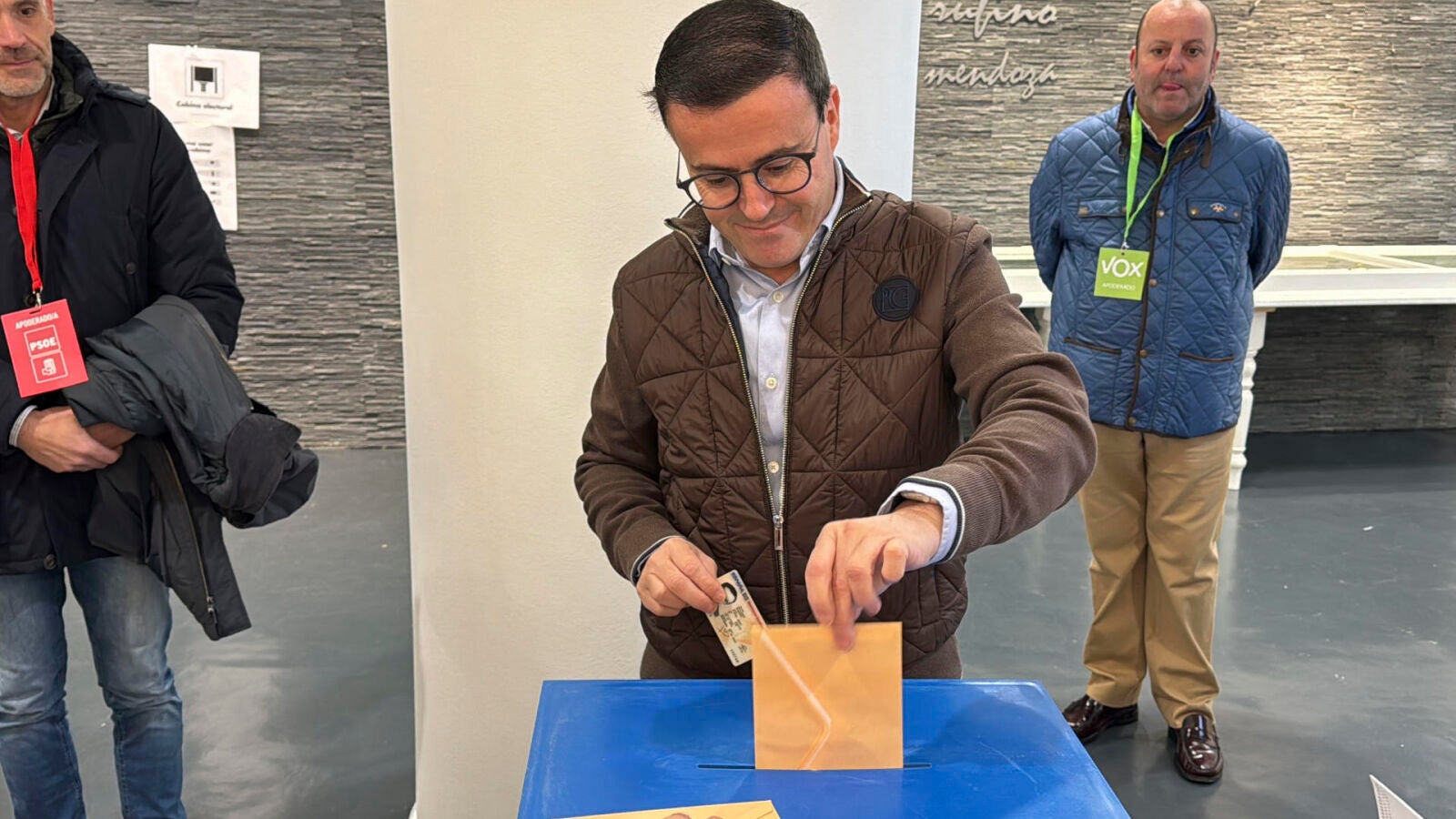 Miguel Ángel Gallardo, tercer candidato en votar en las Elecciones: 