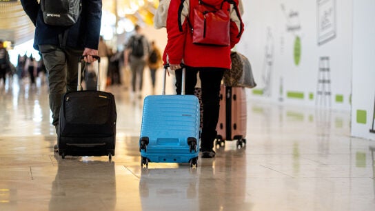 Viajeros en el Aeropuerto Adolfo Su&aacute;rez Madrid-Barajas, a 19 de diciembre de 2025, en Madrid (Espa&ntilde;a). La red de aeropuertos espa&ntilde;oles de Aena prev&eacute; operar un total de 101.793 vuelos en estas fechas navide&ntilde;as, entre este viernes, 19 de diciembre, y el pr&oacute;ximo 7 de enero de 2026, lo que supone un 7,8% m&aacute;s que un a&ntilde;o antes. 19 DICIEMBRE 2025 Gabriel Luengas / Europa Press 19/12/2025