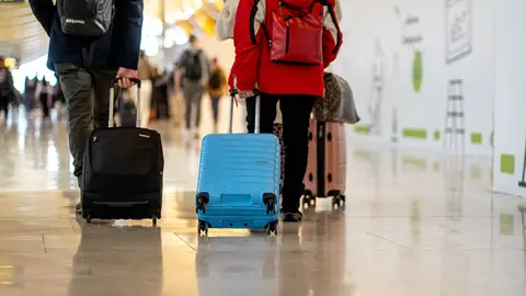 Los aeropuertos españoles operarán más de 100.000 vuelos en estas fechas navideñas, un 7,8% más Viajeros en el Aeropuerto Adolfo Suárez Madrid-Barajas, a 19 de diciembre de 2025, en Madrid (España). La red de aeropuertos españoles de Aena prevé operar un total de 101.793 vuelos en estas fechas navideñas, entre este viernes, 19 de diciembre, y el próximo 7 de enero de 2026, lo que supone un 7,8% más que un año antes. 19 DICIEMBRE 2025 Gabriel Luengas / Europa Press 19/12/2025