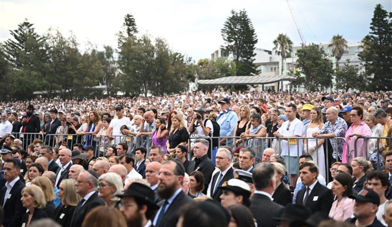 Vigilia y conmemoraci&oacute;n del D&iacute;a Nacional de Reflexi&oacute;n por las v&iacute;ctimas y supervivientes del atentado de la playa de Bondi, al cumplirse una semana del ataque.