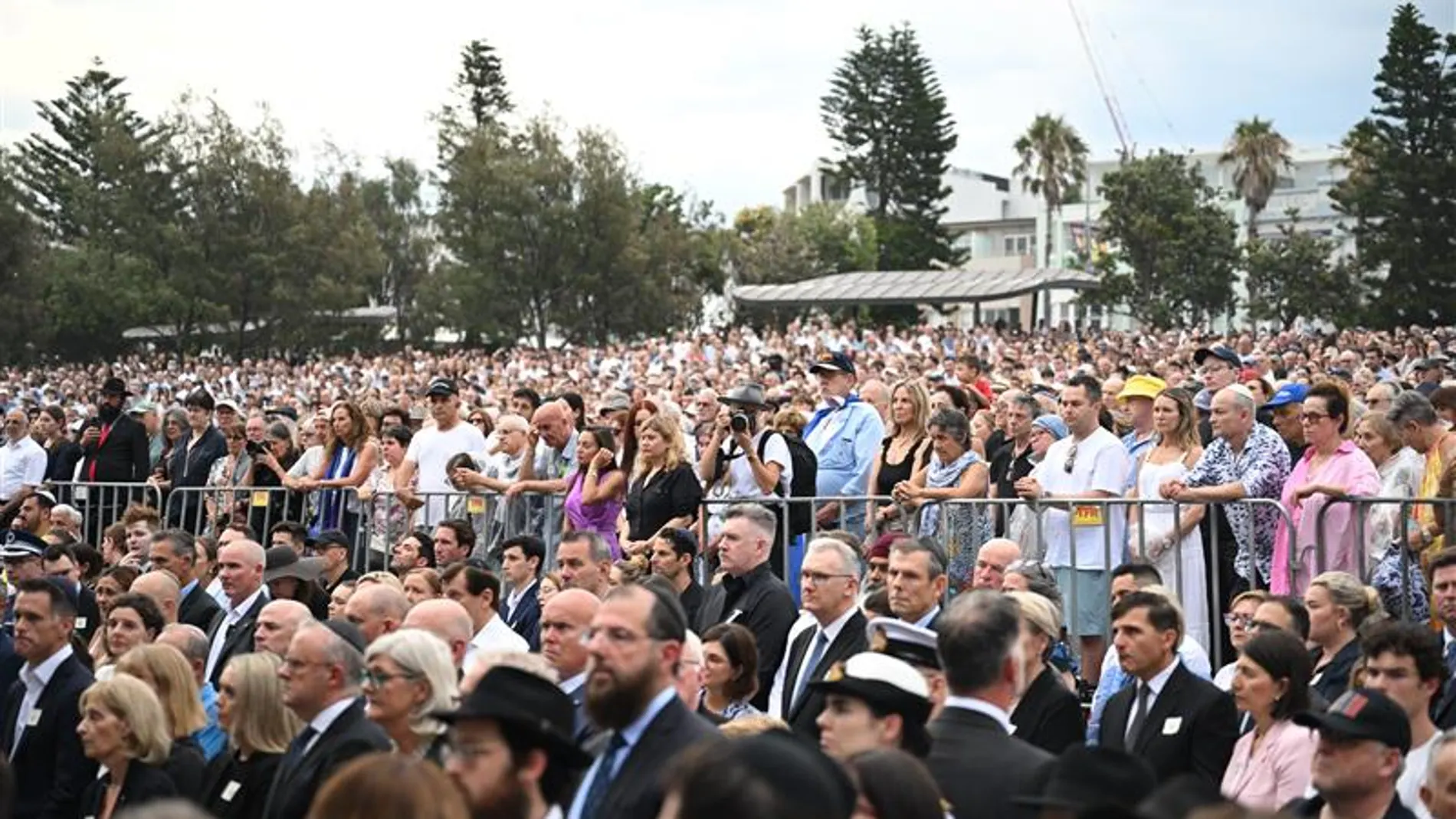 Vigilia y conmemoración del Día Nacional de Reflexión por las víctimas y supervivientes del atentado de la playa de Bondi, al cumplirse una semana del ataque. Vigilia y conmemoración del Día Nacional de Reflexión por las víctimas y supervivientes del atentado de la playa de Bondi, al cumplirse una semana del ataque.