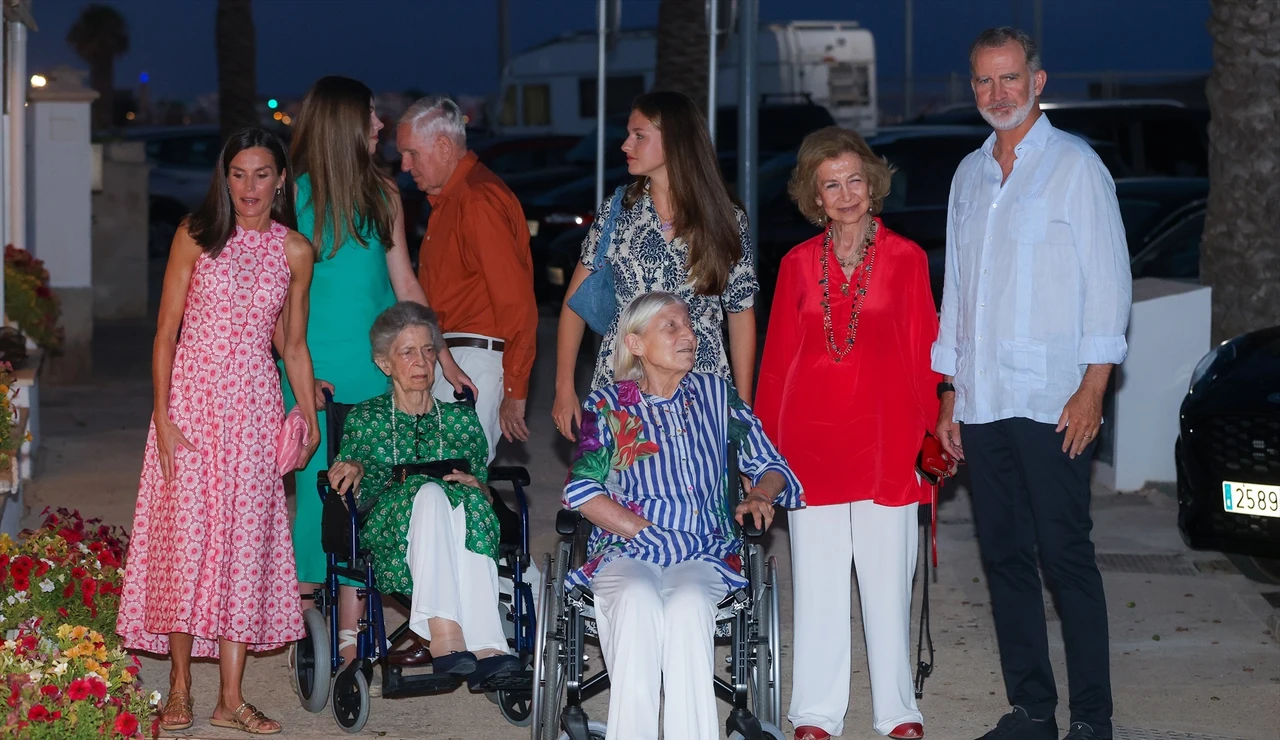La Reina Letizia, la infanta Sofía, Irene de Grecia, Leonor de Borbón, Tatiana Radziwill, la reina Sofía, Jean Henry Fruchaud y el Rey Felipe IV llegan al restaurante "Mía" para disfrutar de una distendida cena, a 4 de agosto de 2024, en Palma de Mallorca