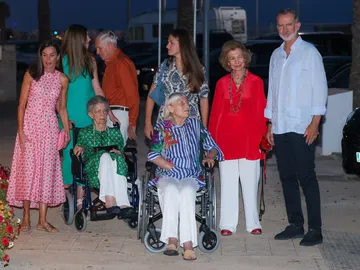 La Reina Letizia, la infanta Sofía, Irene de Grecia, Leonor de Borbón, Tatiana Radziwill, la reina Sofía, Jean Henry Fruchaud y el Rey Felipe IV llegan al restaurante "Mía" para disfrutar de una distendida cena, a 4 de agosto de 2024, en Palma de Mallorca La Reina Letizia, la infanta Sofía, Irene de Grecia, Leonor de Borbón, Tatiana Radziwill, la reina Sofía, Jean Henry Fruchaud y el Rey Felipe IV llegan al restaurante "Mía" para disfrutar de una distendida cena, a 4 de agosto de 2024, en Palma de Mallorca