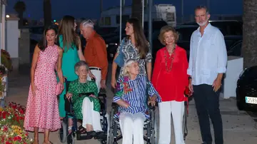 La Reina Letizia, la infanta Sofía, Irene de Grecia, Leonor de Borbón, Tatiana Radziwill, la reina Sofía, Jean Henry Fruchaud y el Rey Felipe IV llegan al restaurante "Mía" para disfrutar de una distendida cena, a 4 de agosto de 2024, en Palma de Mallorca La Reina Letizia, la infanta Sofía, Irene de Grecia, Leonor de Borbón, Tatiana Radziwill, la reina Sofía, Jean Henry Fruchaud y el Rey Felipe IV llegan al restaurante "Mía" para disfrutar de una distendida cena, a 4 de agosto de 2024, en Palma de Mallorca