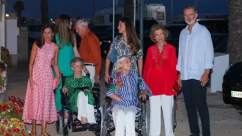 La Reina Letizia, la infanta Sofía, Irene de Grecia, Leonor de Borbón, Tatiana Radziwill, la reina Sofía, Jean Henry Fruchaud y el Rey Felipe IV llegan al restaurante "Mía" para disfrutar de una distendida cena, a 4 de agosto de 2024, en Palma de Mallorca La Reina Letizia, la infanta Sofía, Irene de Grecia, Leonor de Borbón, Tatiana Radziwill, la reina Sofía, Jean Henry Fruchaud y el Rey Felipe IV llegan al restaurante "Mía" para disfrutar de una distendida cena, a 4 de agosto de 2024, en Palma de Mallorca