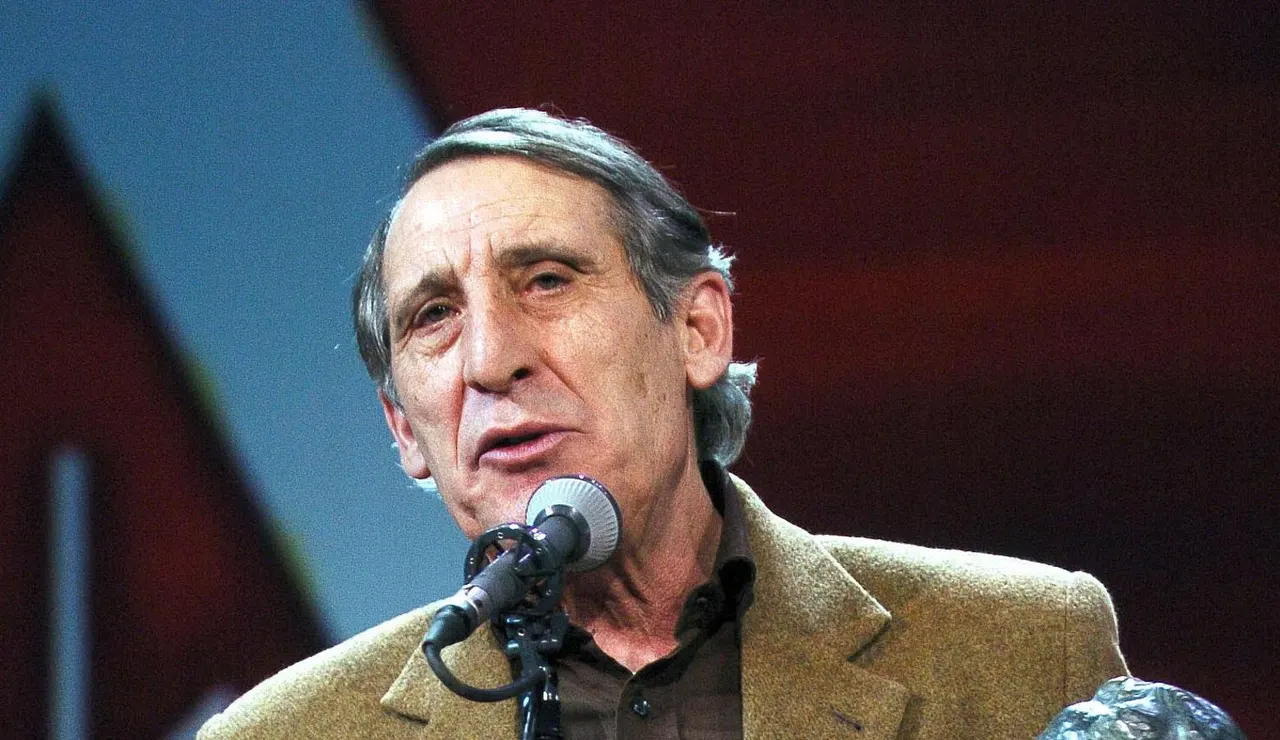 El actor Celso Bugallo sostiene el Goya obtenido a la mejor interpretación masculina de reparto por su papel en la película "Mar adentro"