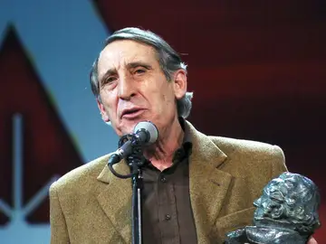 El actor Celso Bugallo sostiene el Goya obtenido a la mejor interpretación masculina de reparto por su papel en la película "Mar adentro" El actor Celso Bugallo sostiene el Goya obtenido a la mejor interpretación masculina de reparto por su papel en la película "Mar adentro"