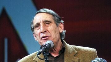 El actor Celso Bugallo sostiene el Goya obtenido a la mejor interpretaci&oacute;n masculina de reparto por su papel en la pel&iacute;cula "Mar adentro"