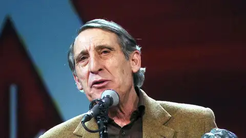 El actor Celso Bugallo sostiene el Goya obtenido a la mejor interpretación masculina de reparto por su papel en la película "Mar adentro" El actor Celso Bugallo sostiene el Goya obtenido a la mejor interpretación masculina de reparto por su papel en la película "Mar adentro"