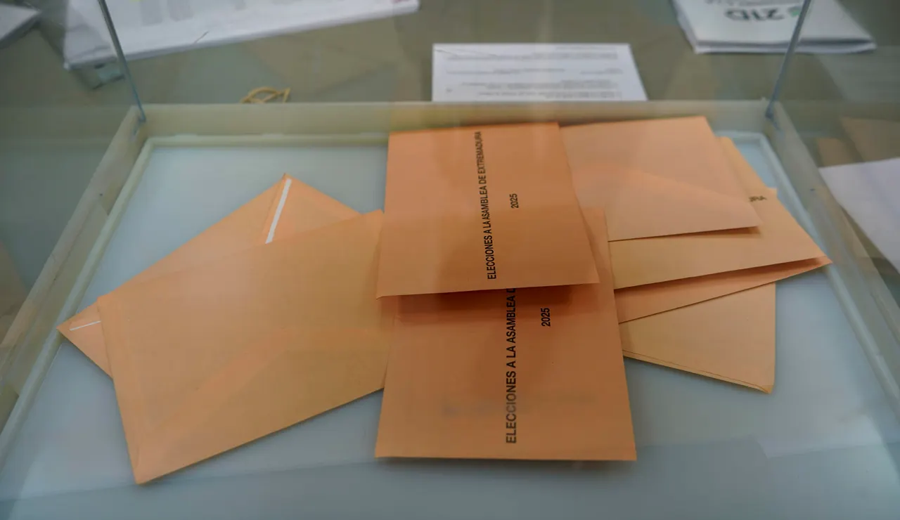 Imagen de detalle de una urna en un colegio de Plasencia