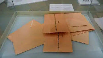 Imagen de detalle de una urna en un colegio de Plasencia Imagen de detalle de una urna en un colegio de Plasencia