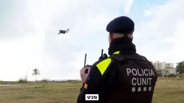 Drones para sancionar a los que cruzan las vías de tren sin usar el paso subterráneo habilitado: "En 2 horas hemos identificado a 57 personas" Drones para sancionar a los que cruzan las vías de tren sin usar el paso subterráneo habilitado: "En 2 horas hemos identificado a 57 personas"