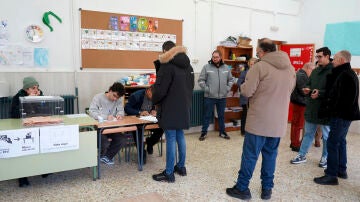 Imagen de varias personas votando en las elecciones extreme&ntilde;as 