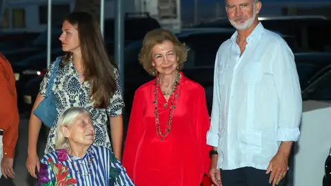 La Reina Letizia, la infanta Sofía, Irene de Grecia, Leonor de Borbón, Tatiana Radziwill, la reina Sofía, Jean Henry Fruchaud y el Rey Felipe IV llegan al restaurante "Mía", a 4 de agosto de 2024, en Palma de Mallorca La Reina Letizia, la infanta Sofía, Irene de Grecia, Leonor de Borbón, Tatiana Radziwill, la reina Sofía, Jean Henry Fruchaud y el Rey Felipe IV llegan al restaurante "Mía", a 4 de agosto de 2024, en Palma de Mallorca