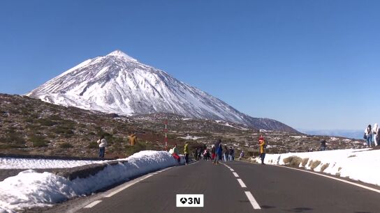 Guaguas lanzaderas para evitar aglomeraciones en el Teide y disfrutar de la nieve